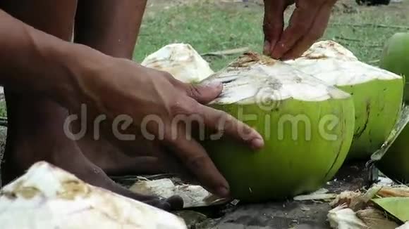 紧紧抓住男人的双手准备新鲜椰子喝视频的预览图