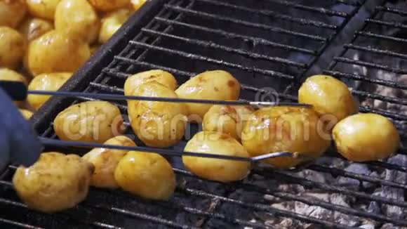 年轻的土豆在缓慢运动中准备烧烤视频的预览图