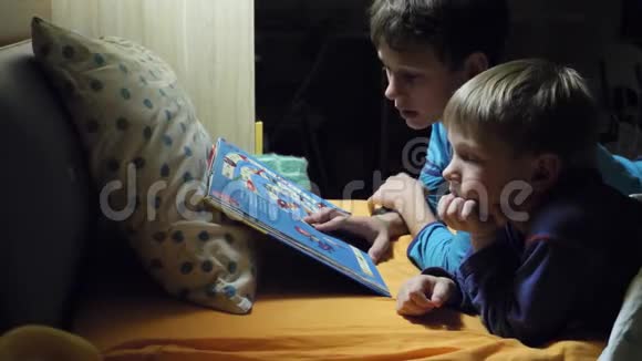 孩子们晚上在床上看书视频的预览图