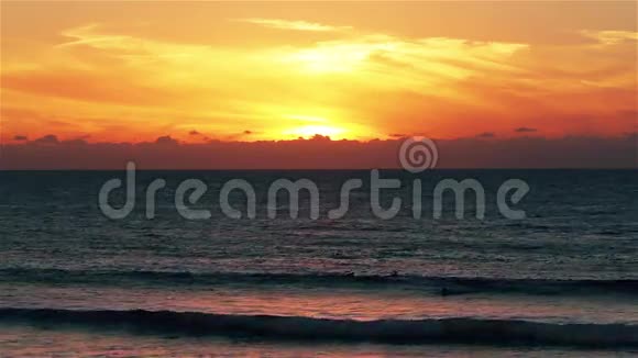 日落时分在海洋中冲浪等待海浪视频的预览图