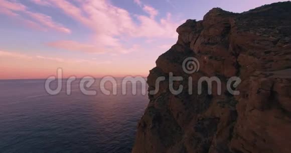 令人惊叹的日落在海洋悬崖上空视频的预览图