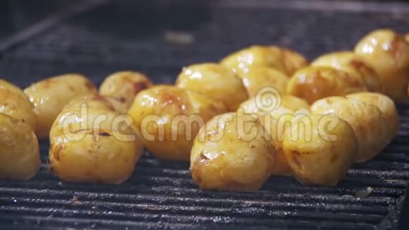 年轻的土豆在缓慢运动中准备烧烤视频的预览图