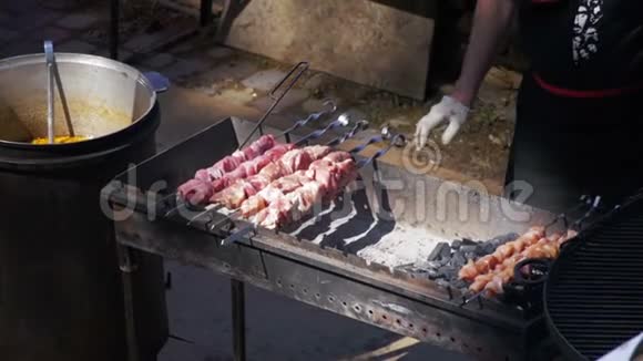 在美食节上准备烧烤慢动作视频的预览图