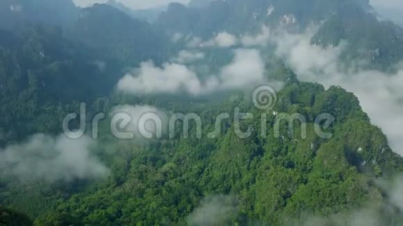 云雾笼罩下的石灰岩岩石的鸟瞰图克拉比山顶景色视频的预览图