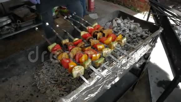 在火上煮蔬菜视频的预览图