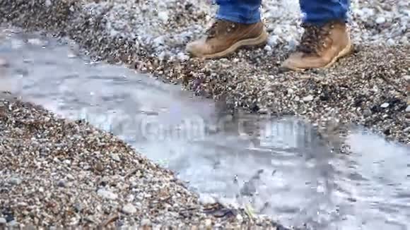 带着铲子的人在海滩上挖沟视频的预览图