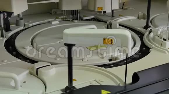 生物实验室血液检测和DNA分析的医疗设备视频的预览图