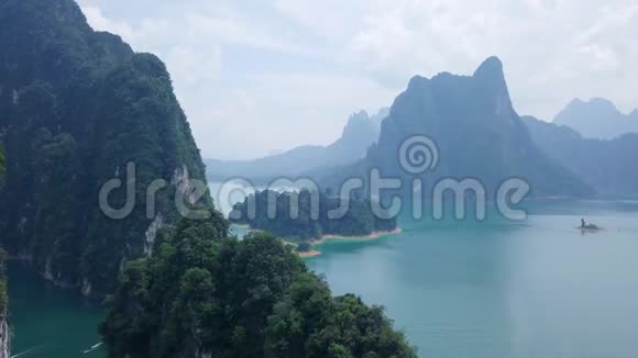 从水中升起的石灰石岩石的鸟瞰图清澜湖高索国家公园山顶景观视频的预览图