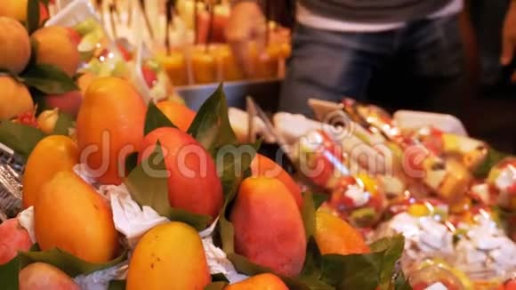 与新鲜热带水果和蔬菜在拉博奎利亚食品市场展示西班牙巴塞罗那视频的预览图