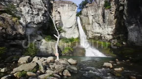 阿根廷的ElChalten附近有瀑布型的CherrilloSendadelSalto视频的预览图