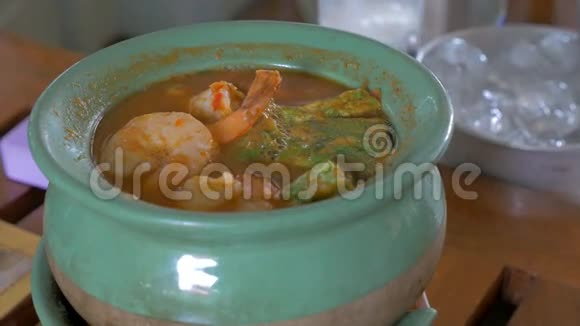 酸辣红咖喱和虾泰国菜视频的预览图