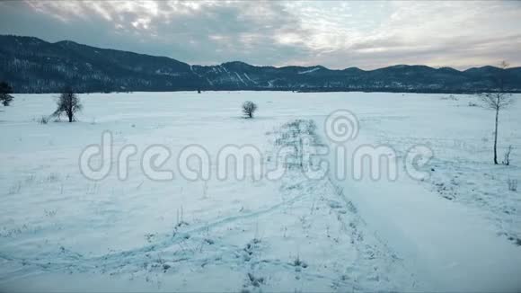 冬季积雪覆盖的空中霰粒景观视频的预览图