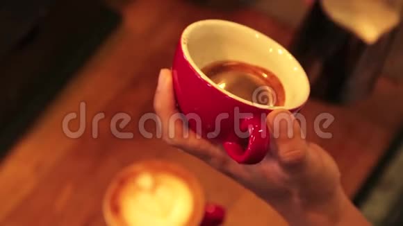 咖啡师从咖啡制的拿铁艺术中汲取牛奶视频的预览图