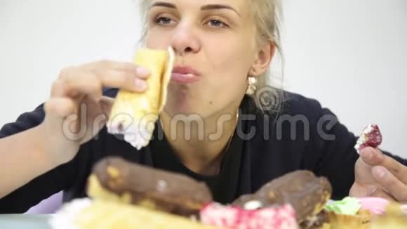 减肥后疯狂吃纸杯蛋糕的特写镜头视频的预览图