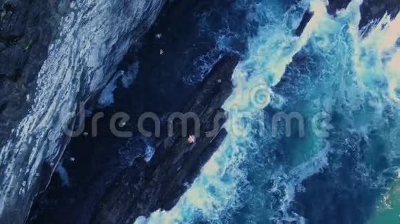 爱尔兰陡峭悬崖上的野生大西洋海水视频的预览图