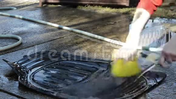 用高压软管清洗汽车地板垫视频的预览图