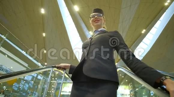 空姐脸上戴着眼镜从扶梯上下来视频的预览图