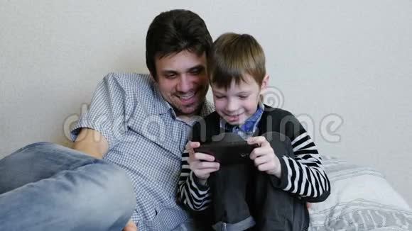 爸爸和儿子一起在手机里玩游戏视频的预览图