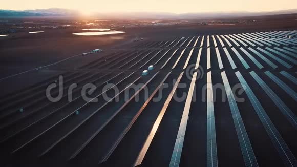 太阳能电池板光伏系统鸟瞰图太阳能电池板的空中拍摄太阳能发电厂4k慢速飞行视频的预览图