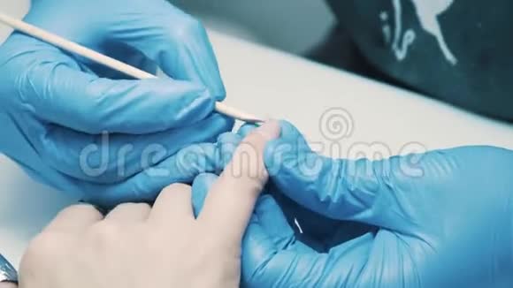 美容师用木棍在客户指甲上抹光视频的预览图
