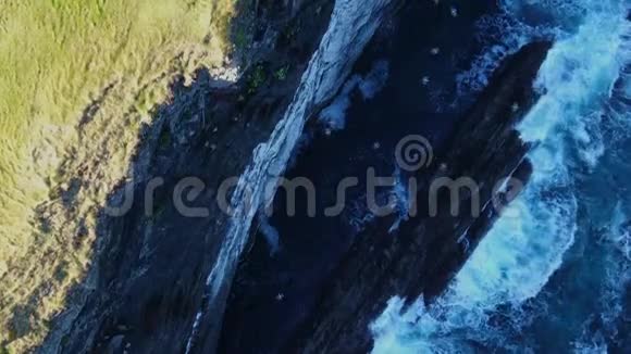 爱尔兰陡峭悬崖上的野生大西洋海水视频的预览图