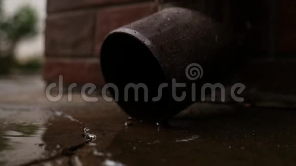 锡水运行排水管和水滴掉落雨水收集视频的预览图
