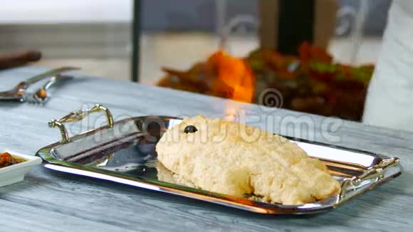 面包鱼在托盘上燃烧视频的预览图