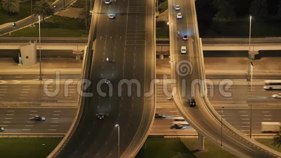 晚上在迪拜的公路交叉口视频的预览图
