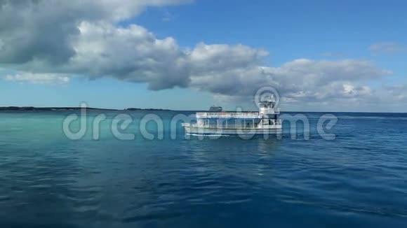 帆船在明亮的蓝色海洋靠近巴哈马巴哈马13日2016年12月视频的预览图
