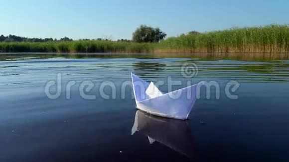 白纸船漂浮在河里晴朗的一天视频的预览图