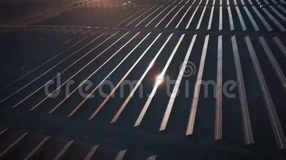 太阳能电池板光伏系统鸟瞰图太阳能电池板的空中拍摄太阳能发电厂4k慢速飞行视频的预览图