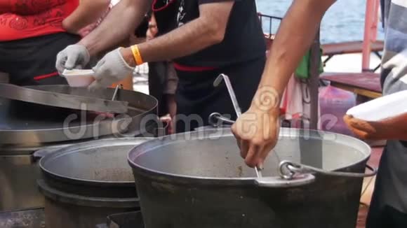 厨师在烧烤聚会上在街头市场上出售准备好的食物慢动作视频的预览图