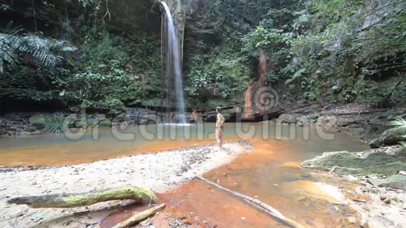 婆罗洲兰比尔山国家公园的热带雨林中一个美丽的五颜六色的自然游泳池和美丽的瀑布视频的预览图