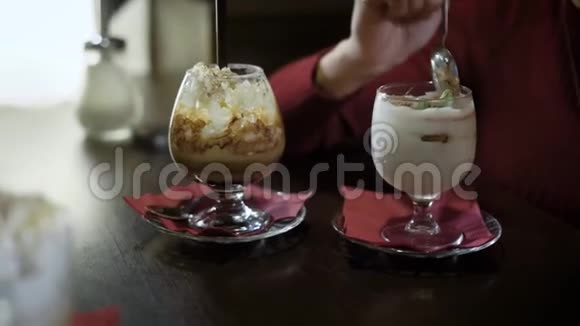 人们在咖啡馆里吃甜点视频的预览图