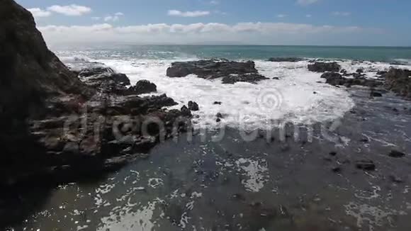 石岸海岸线大白海水4k鸟瞰阳光海景视频的预览图