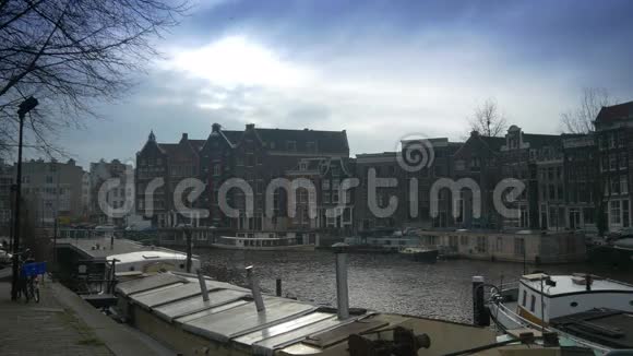 有浮动游艇的运河荷兰阿姆斯特丹4K视频的预览图