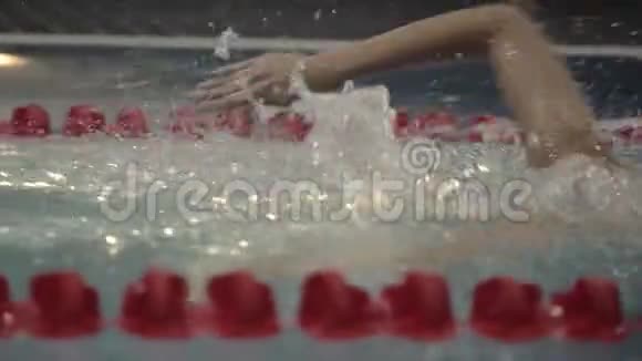 女子职业游泳运动员水上游泳池浮泳爬泳视频的预览图