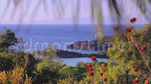 美丽的爱琴海山脉和岩石海滩小岛屿视频的预览图