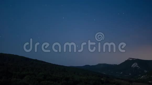 移动的星星夜晚的森林和山脉时间流逝视频的预览图