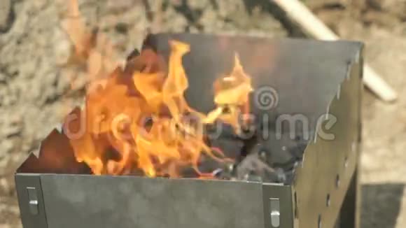 烧烤架上的煤火花视频的预览图