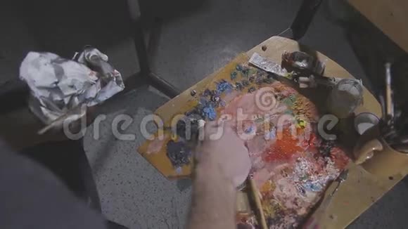 油漆和刷子在画架上视频的预览图