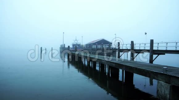 在薄雾中的码头Marken荷兰视频的预览图