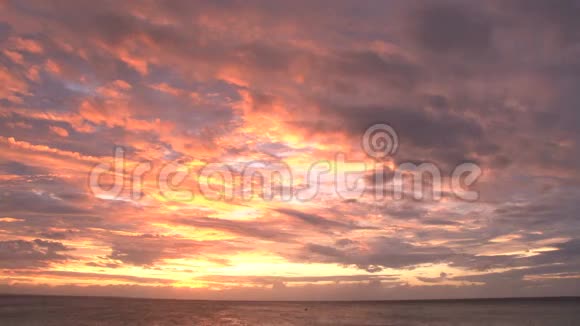 粉红色和黄色的天空高于海洋视频的预览图
