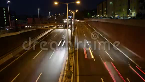 德国高速公路的夜间交通视频的预览图