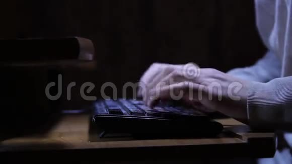 在家里用笔记本电脑工作手放在键盘上输入文字视频的预览图