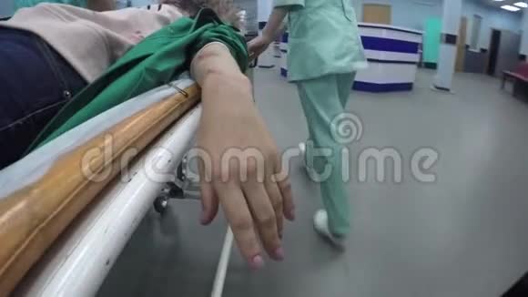 医护人员把担架抬到病人身上视频的预览图