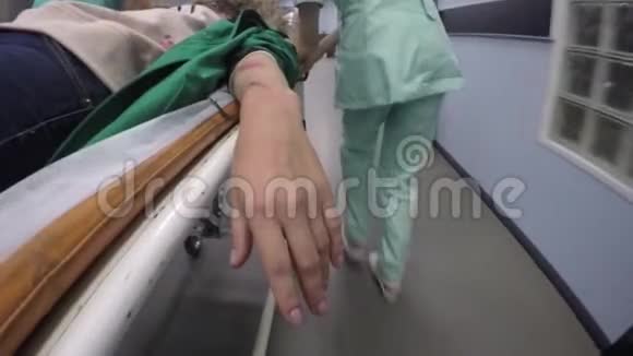 医护人员把担架抬到病人身上视频的预览图