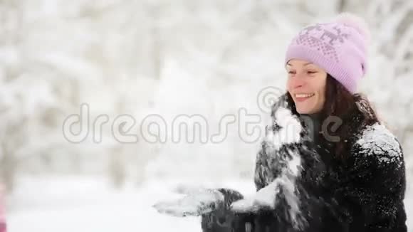 女人和孩子在冬天玩雪视频的预览图