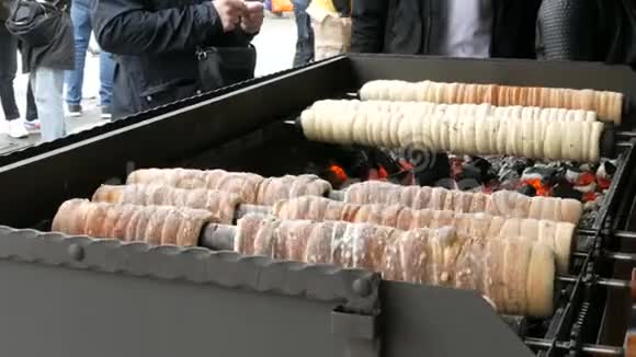 街头准备的全国捷克特德尼克甜美味传统的捷克和匈牙利甜面包店视频的预览图
