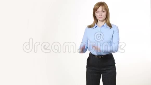 搓手掌大肆宣传穿裤子的女孩和笨蛋孤立在白色背景上肢体语言女性手势视频的预览图